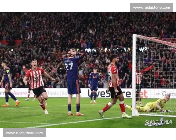 英超战报:红军险胜蓝军,积分榜争夺白热化! 英超战报:红军险胜蓝军,积分榜争夺白热化!